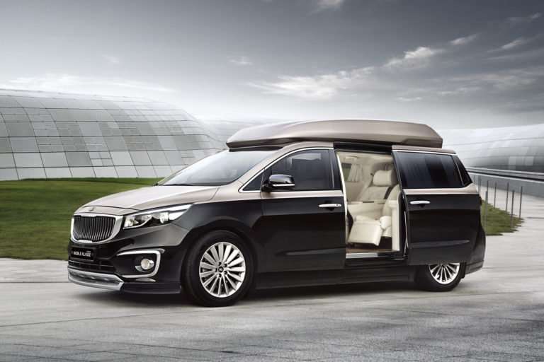 This Kia Carnival Limousine Is One Epic Golf-Course Commute For The Wealthy! 1