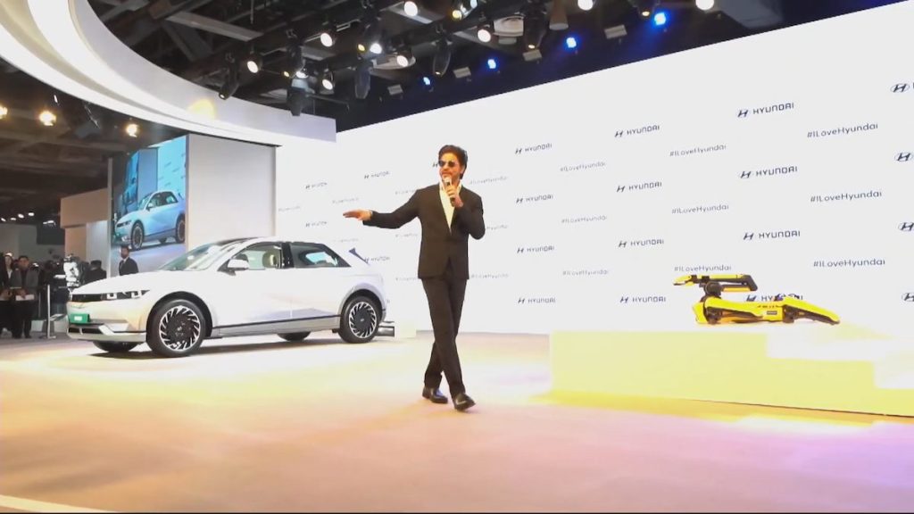 shah rukh khan with hyundai ioniq 5 at auto expo