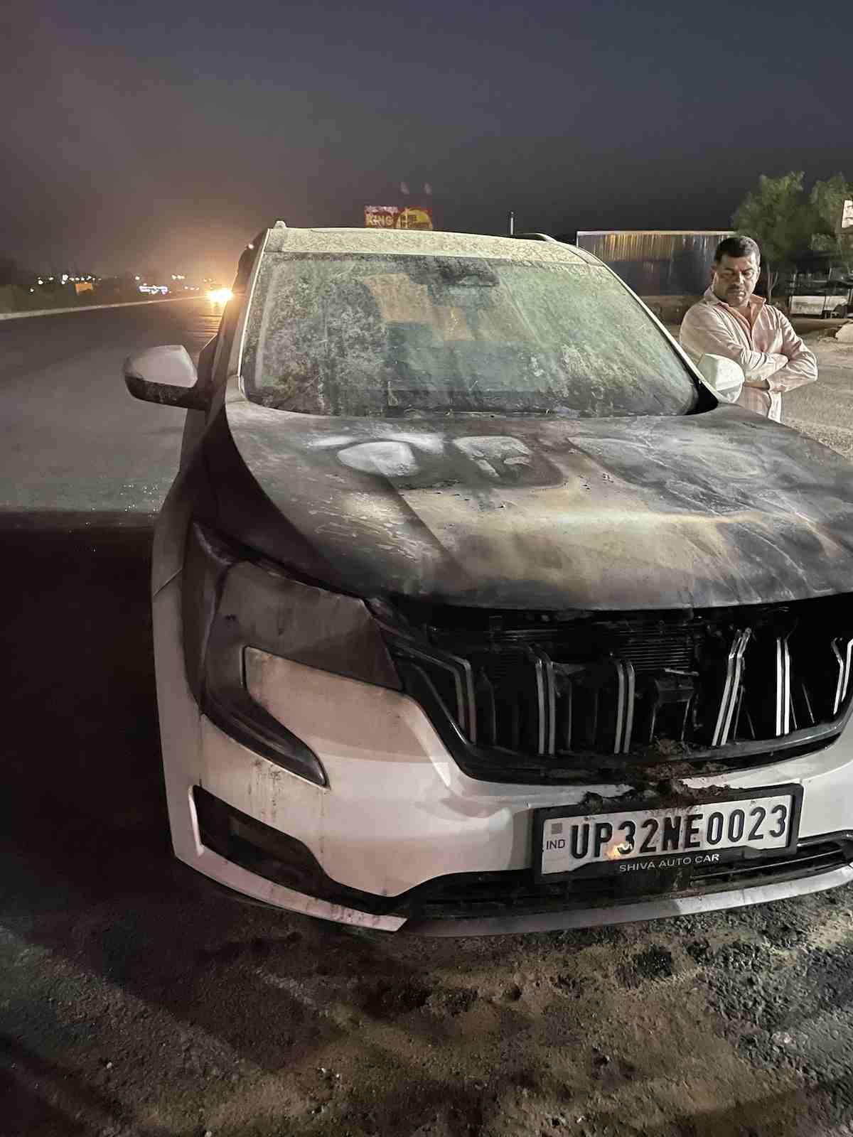 Mahindra XUV700 Catches Fire On Road 1